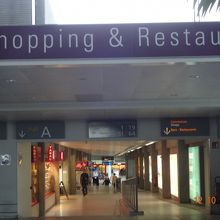 レストラン、ショッピング街、ターミナルＡに続く通路