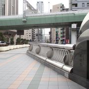 大阪の重要路線・四つ橋筋の渡辺橋と並び現代的でキレイな橋です