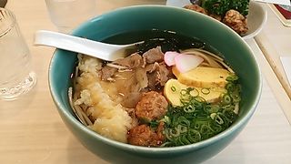 空港出入り口にあります。