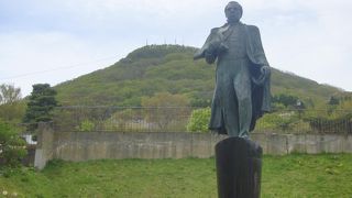 函館山を背に港方面に歩いている像