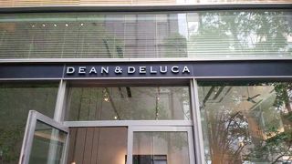 朝はサラリーマンで大賑わい 「ディーン・アンド・デルーカ」
