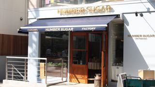 キャットストリートの入り口にあるキャラメルショップ