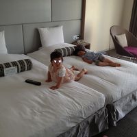 部屋のベッドはくっついて助かりました。