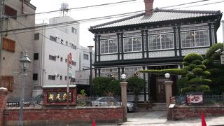 異人館が立ち並ぶ坂道・・・