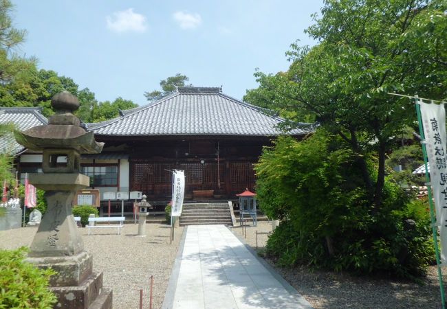 本堂は江戸時代初期に再建された真言宗のお寺