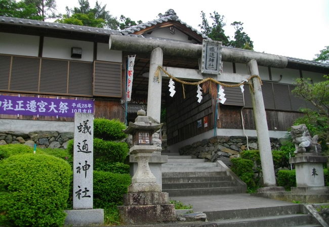 少し大きな狛犬があります