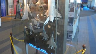 スペースシャトルや戦闘機の模型もある