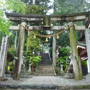 中心地のはずれにある神社