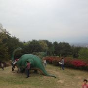 巨大な恐竜の滑り台