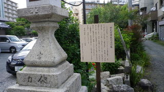 街に溶け込んでいる昔の街路灯。