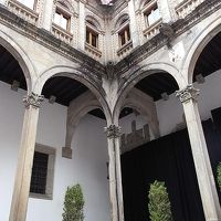 回廊は明るく清清しい。