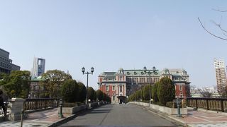 大阪市中央公会堂の真南にある綺麗な橋です