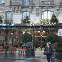 世紀末のパリの雰囲気を残す。