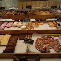 朝御飯のパン。日本食もありました。