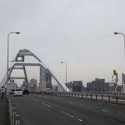 淀川大堰の直ぐ下流に架かる白い綺麗な橋です