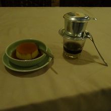 デザートのプリンとベトナムコーヒー