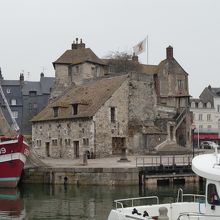 オンフルール旧港にある旧総督の館