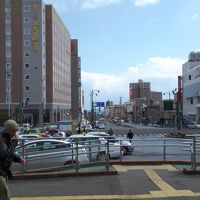 駅出たとこより撮影。左に見えるのがホテル、まっすぐが運河方面