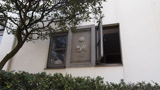 バラ園を見晴らす丘の館