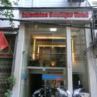 教会横の小道沿いにあります