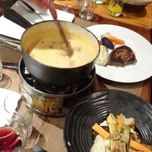 手前からリゾット・チーズフォンデュ・ステーキ