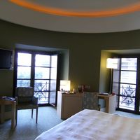 バスタブつき、部屋に湯沸しポットあり