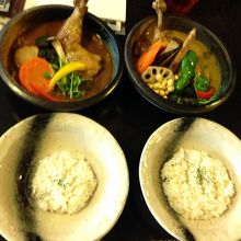 右はチキンと20品目の野菜(ご飯はS)