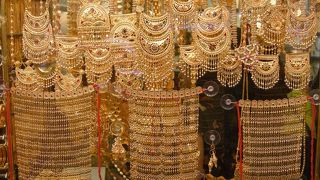 金色に輝くショーウィンドウが並ぶ