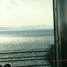 関西空港駅到着前の橋を渡る列車から