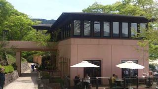 喫茶や食事はチョット高めですがロケーションは抜群です。