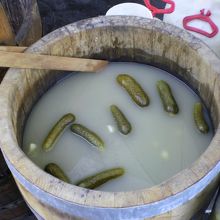 樽に入った量り売りのピクルス