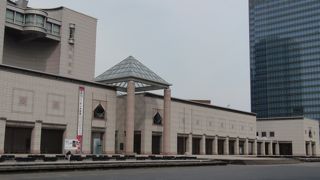 館内は広く、土産物屋、レストランもあります