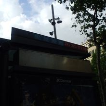 カタルーニャ広場のバス停。24番の案内があります。