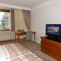 部屋の広さもまずまず、窓から見えるのは漁夫の砦