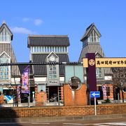 城下町をイメージした雁木型の駅舎