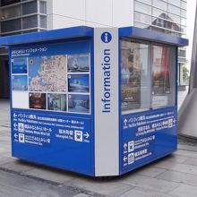 クイーンズとランドマークプラザ間にある案内