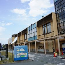 臨時の警察署に、トイレは使えます