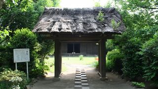 茅葺き屋根の民家