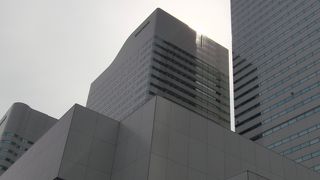 平日昼間は、駐車場料金１日上限１５５０円です