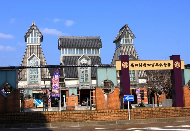 城下町をイメージした雁木型の駅舎