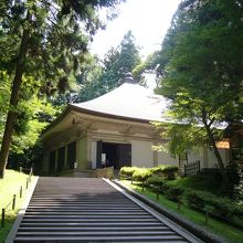 金色堂を覆っている建物