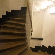 螺旋階段は石だったり木だったり、材質が色々だった。