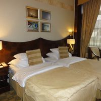 落ち着いたベットとサイドテーブルとスタンド