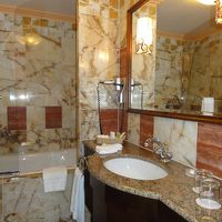 大理石張りのバスルーム、洗面所。シャワールームは独立していま