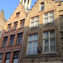 切妻屋根と鐘楼。チョコレートのガレーも。