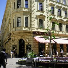 カフェ・シュペルルは1880年の創業