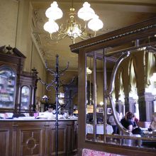 重厚感たっぷりのカウンター