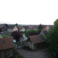 窓から見える村の風景