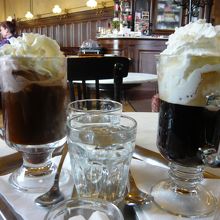 右側ヴィエンナ・アイスコーヒー左アインシュペナー