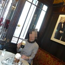 カフェでくつろぐ人